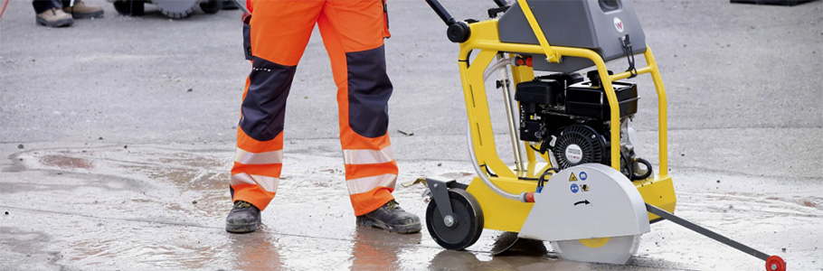 Резчик швов в работе